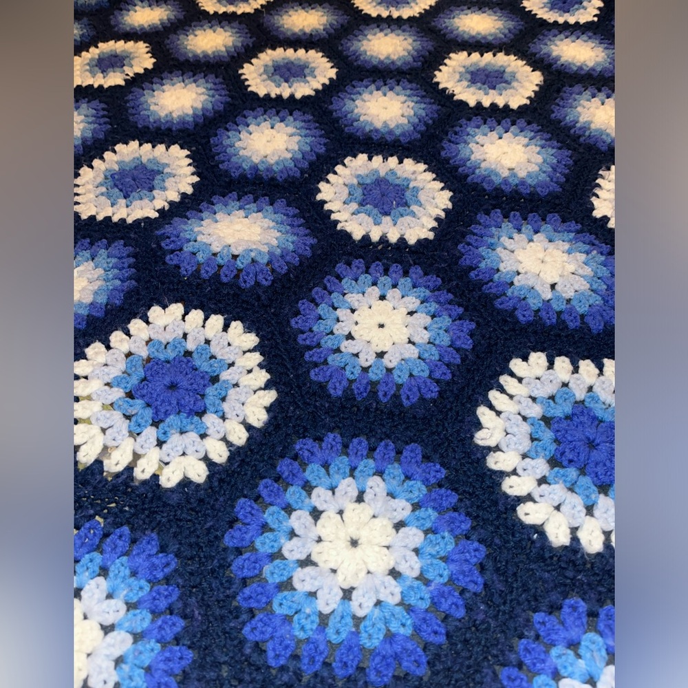 Vintage hexagon granny style crochet throw - Picture 4 of 5